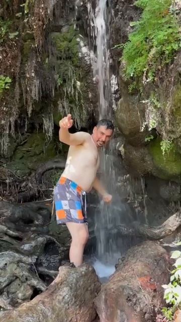 В водопаде в национальном парке в ручье Снир одном из притоков реки Иордан.