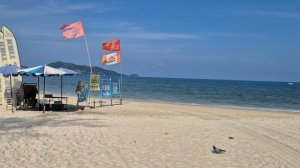 ранним утром на пляже Патонга - ни людей, ни развлечений;)