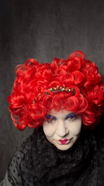  Смотрите какой крутой грим у меняполучился! 
В новом рилс  процесс создания образаКоролевы из 