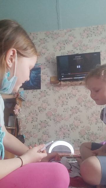 делаю педикюр сестре