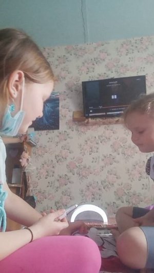 делаю педикюр сестре