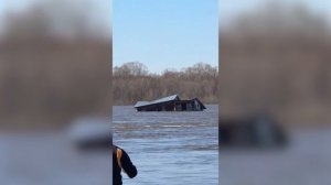В Нижегородской области дом уплыл по Оке из-за паводка