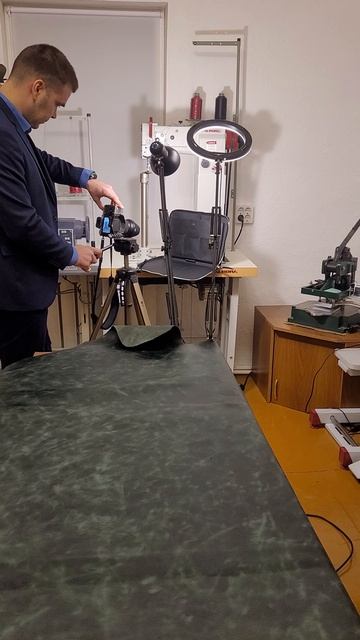 Процесс фото/видео съемки готового изделия из натуральной кожи