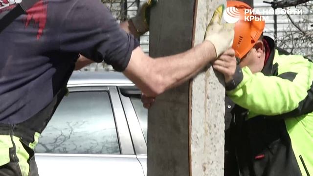 Надежные опоры и мощные светильники устанавливают на улицах Симферополя.