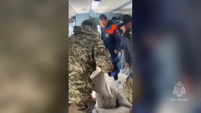 Вертолёт Южного авиационно-спасательного центра доставил гуманитарную помощь в отрезанные непогодо