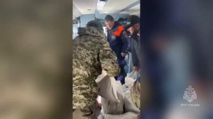Вертолёт Южного авиационно-спасательного центра доставил гуманитарную помощь в отрезанные непогодо