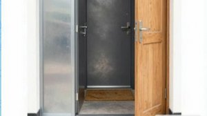 Благоустраиваем: Порожек между двойными входными дверьми.