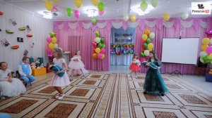 Трогательный танец девочек и мальчиков с малышами на Выпускном в детском саду