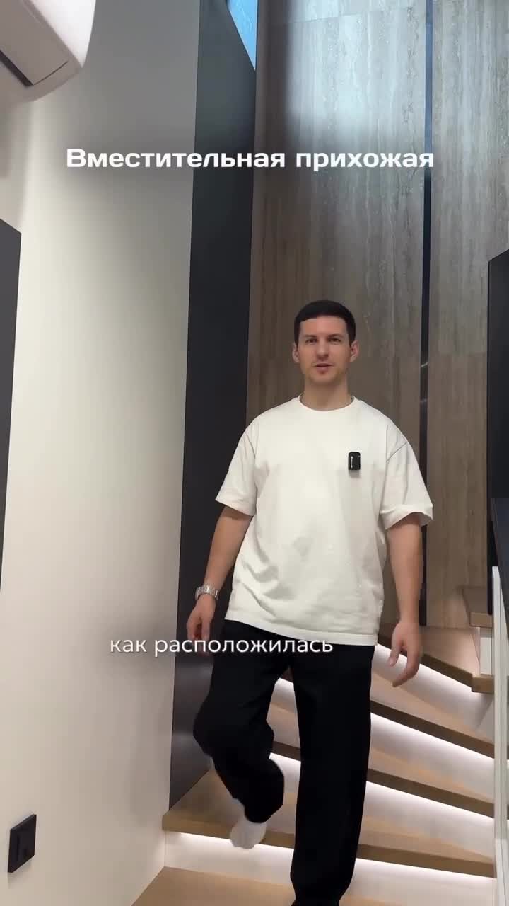 Входная группа в частном доме: здесь она сразу обозначает статус владельцев.