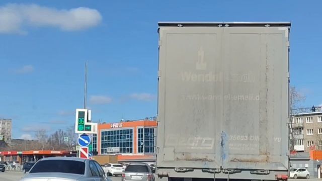 Ездили на кладбище.Цветы с оптового рынка.Неудачно сходили в кафешку 😂😂😂.