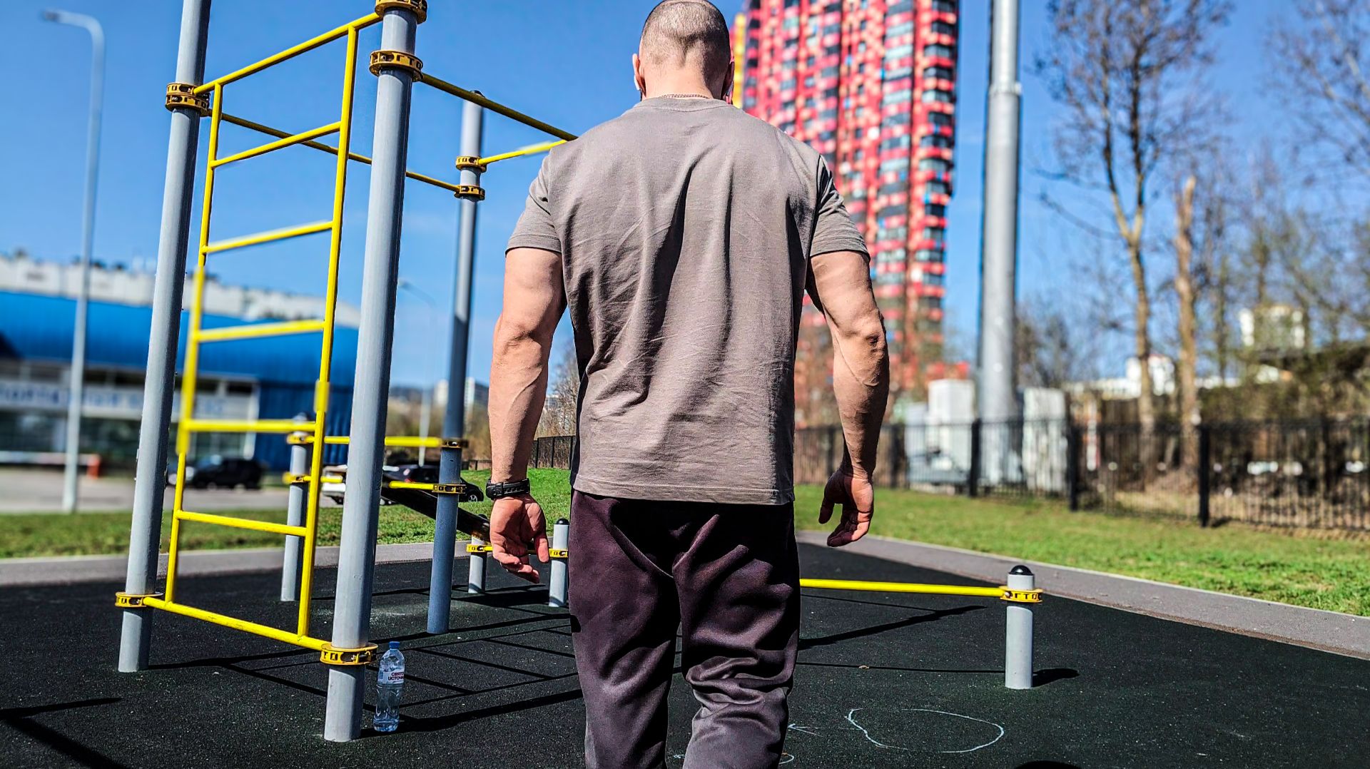 Двойная пирамида: 1K Отжиманий в темпе пулемета + Контрольные 225 подтягиваний на турнике