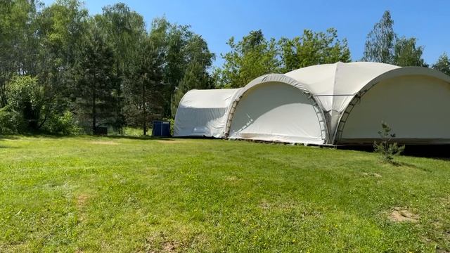 Площадка с  шатром  для мероприятий на берегу Клязьминского водохранилища