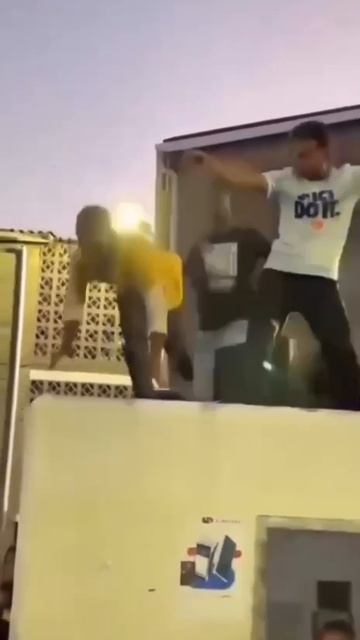 Бутылку воды за безумный трюк👏

Забавный уголёк, берем