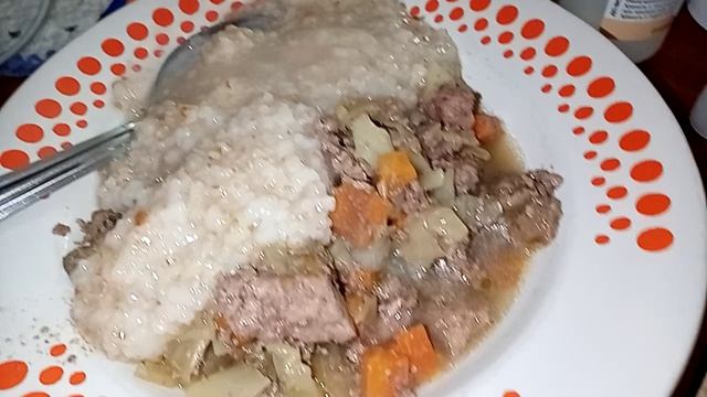 Та же каша с куриной печенью.