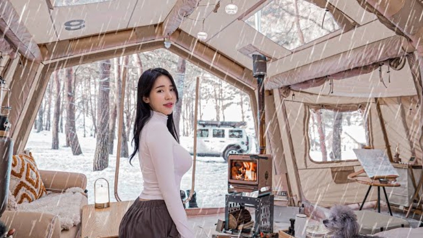 Кемпинг в заснеженном поле в 4-х комнатной надувной палатке.