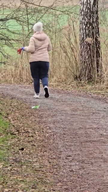 Женская спортивная ходьба в лесу #техника #фитнес #природа