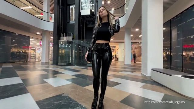 Девушка в блестящих кожаных леггинсах.Стильные и разнообразные женские образы