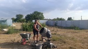 6. Juli 2025Крым.Добетонировала ямы  для столбов, приготовила арматуру.