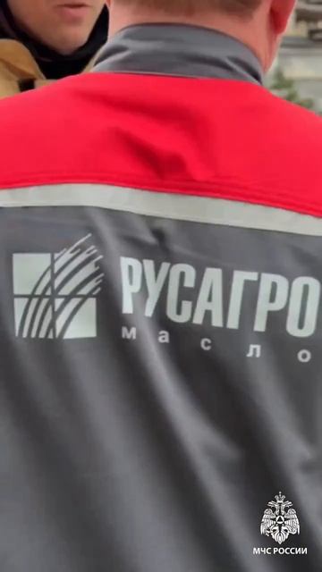 Саратовские огнеборцы в рамках учений потушили цех, в котором разлилось масло