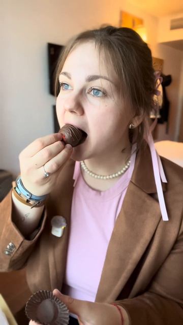 Обычная клубника с грядки вкуснее  либо я не понимаю что-то