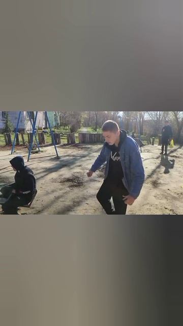 ПОДРОСТКИ НА ДЕТСКОЙ ПЛОЩАДКЕ... ЧАСТЬ 2.