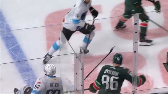 КХЛ. Ак Барс_Динамо Мн матч 4 . Никита Дыняк превратился в бетонный столб в который врезался Белкин