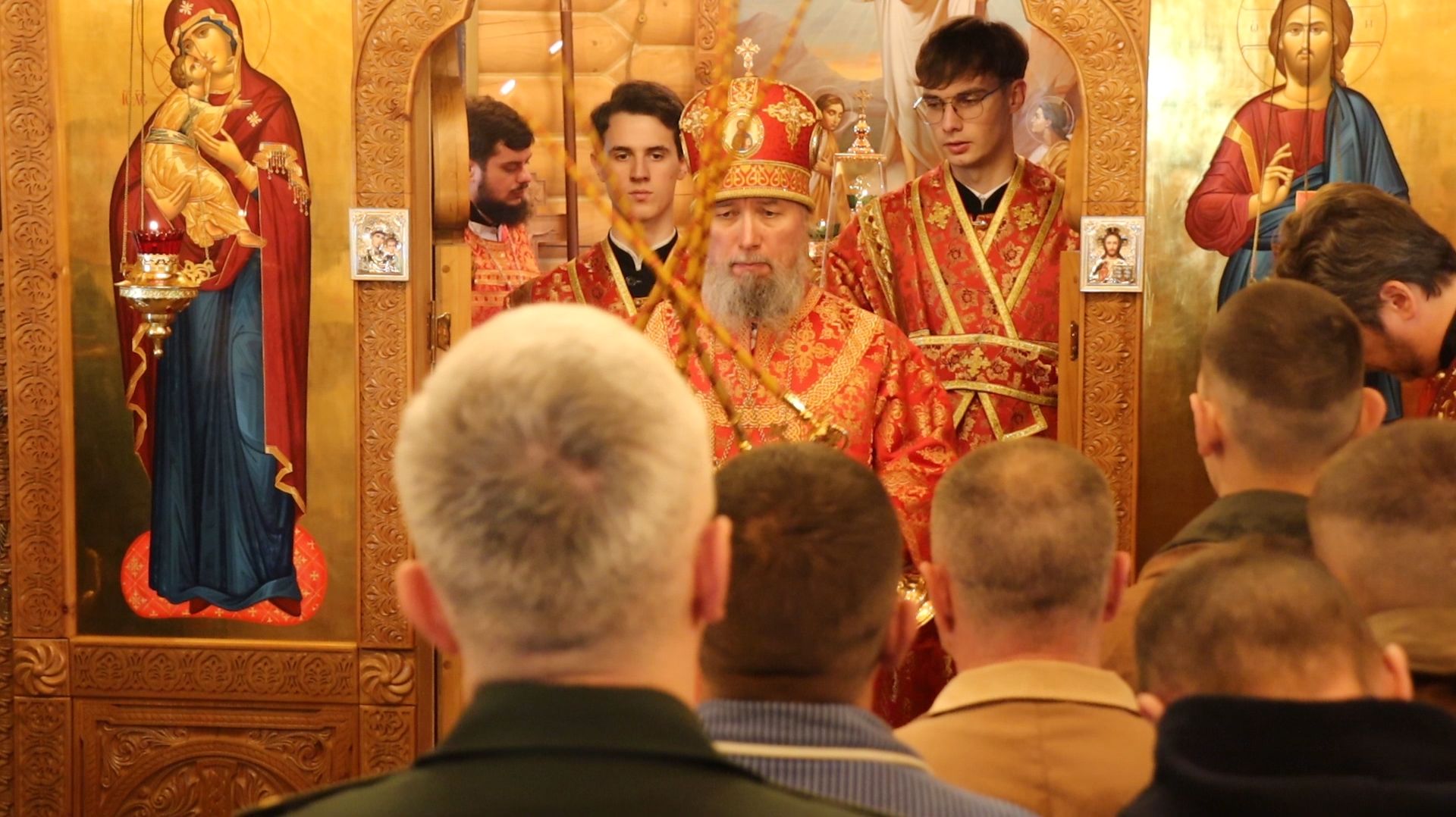 Архиерейская Пасхальная Божественная Литургия в храме при военном госпитале