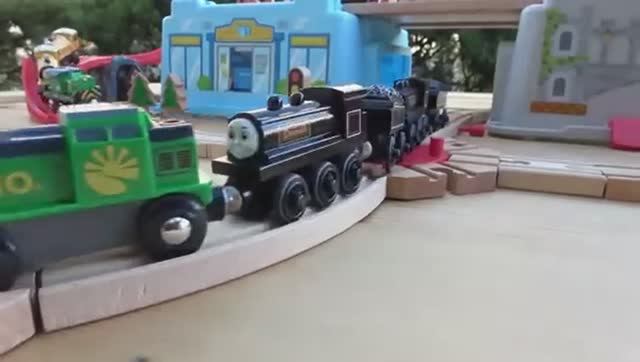 Для детей.  Паровозик Томас и его друзья! Играем паровозиками.