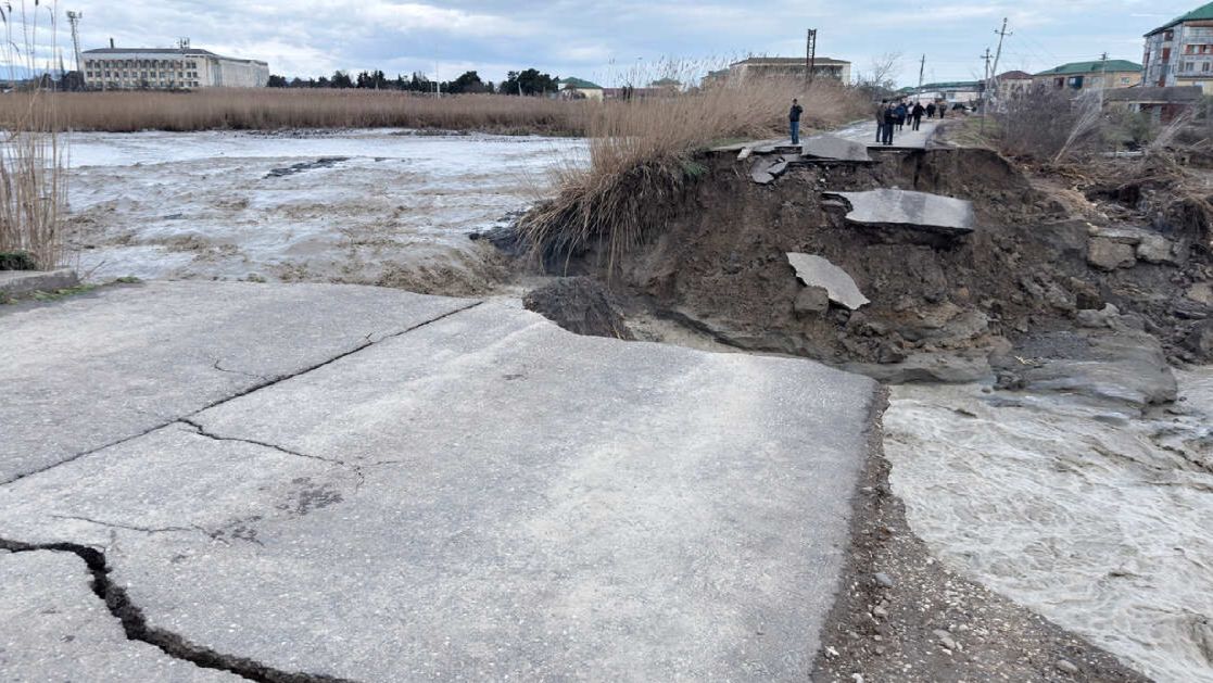 Километровый оползень сошел в реку в Дагестане