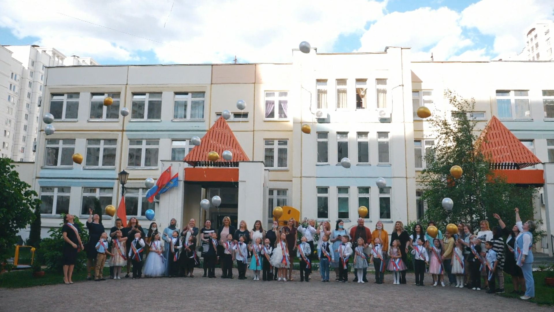 Дети читают стихи и выпускают шары на Выпускном -  как было на вашем выпускном вы помните?