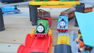 Для детей.  Паровозик Томас и его друзья! Играем паровозиками.