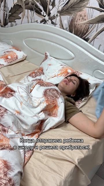 В борьбе с одеялом победила дружба😂