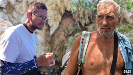 ИСХОД РУССКИХ МУЖИКОВ В ДЖУНГЛИ. Устали от работы  Уехали отдыхать на батину пенсию  Жизнь в деревне