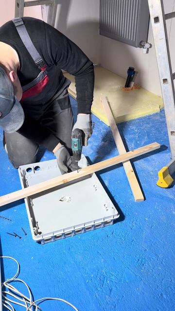 Установили электрощит в подготовленную нишу