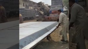 Мужчины создали кузов, используя доступные материалы.