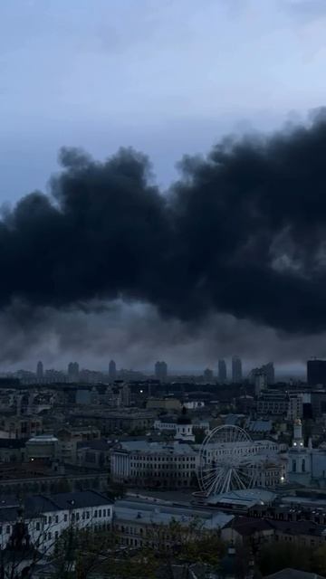 ⚡️Киев накрыло густым чёрным дымом после ночных...