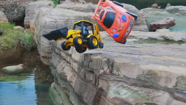 Про машинки: Столкновения и помощь эксковатора и мотоцикла