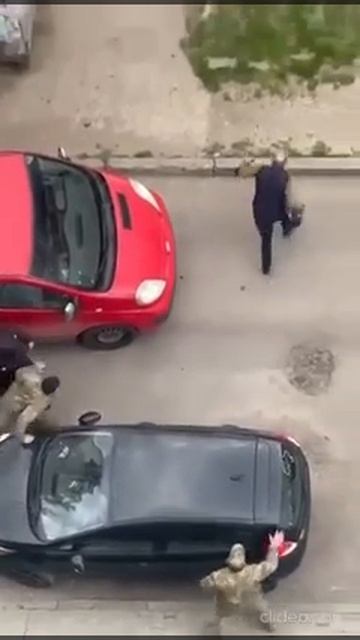 В Луцке тцкуны исцелили мужика с костылем)