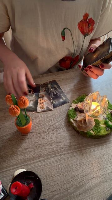 Расклад для мужчин что она чувствует?