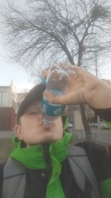 За раз выпиваю полулитровую воду