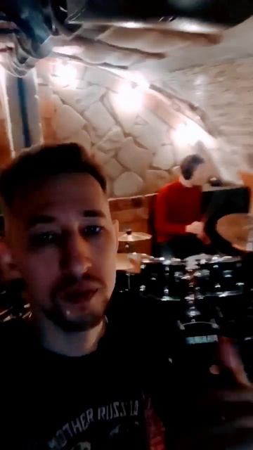 Саша играет на барабанах