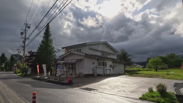 Красота дождливой Японии Спокойная и расслабляющая прогулка по деревне Хакуба (ASMR)