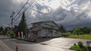 Красота дождливой Японии Спокойная и расслабляющая прогулка по деревне Хакуба (ASMR)