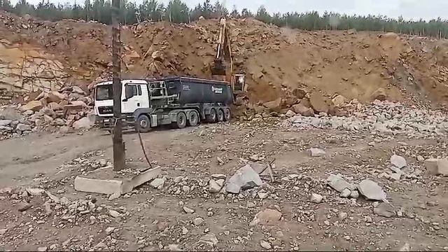 Погрузка вскрышного грунта на карьере