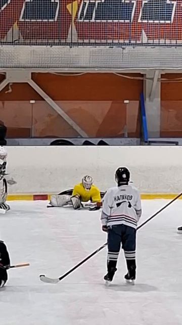 Георгий отбивает шайбы.  Вратарская тренировка