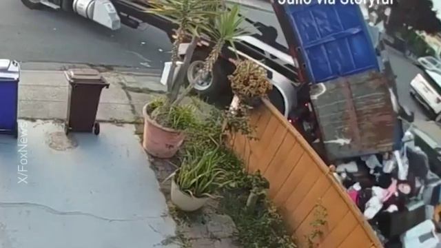 Мусоровоз наказал американца за неуплату вывоза мусора и вывалил ему на газон полный кузов