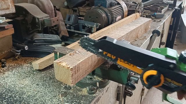 Aккумуляторная цепная пила  Procraft KPKA46 в работе