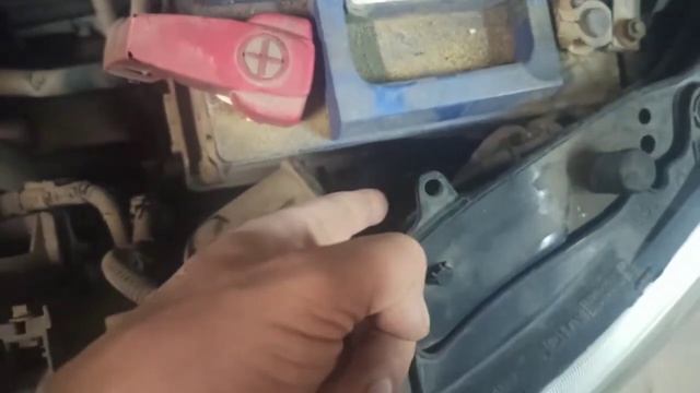 Как заменить лампочку в водительской фаре на КИА церато 2006