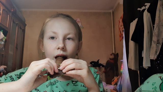 Ем странный дубайский шоколад 