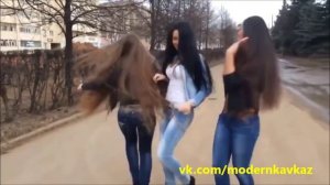 Красивые Девушки танцуют на улицах города